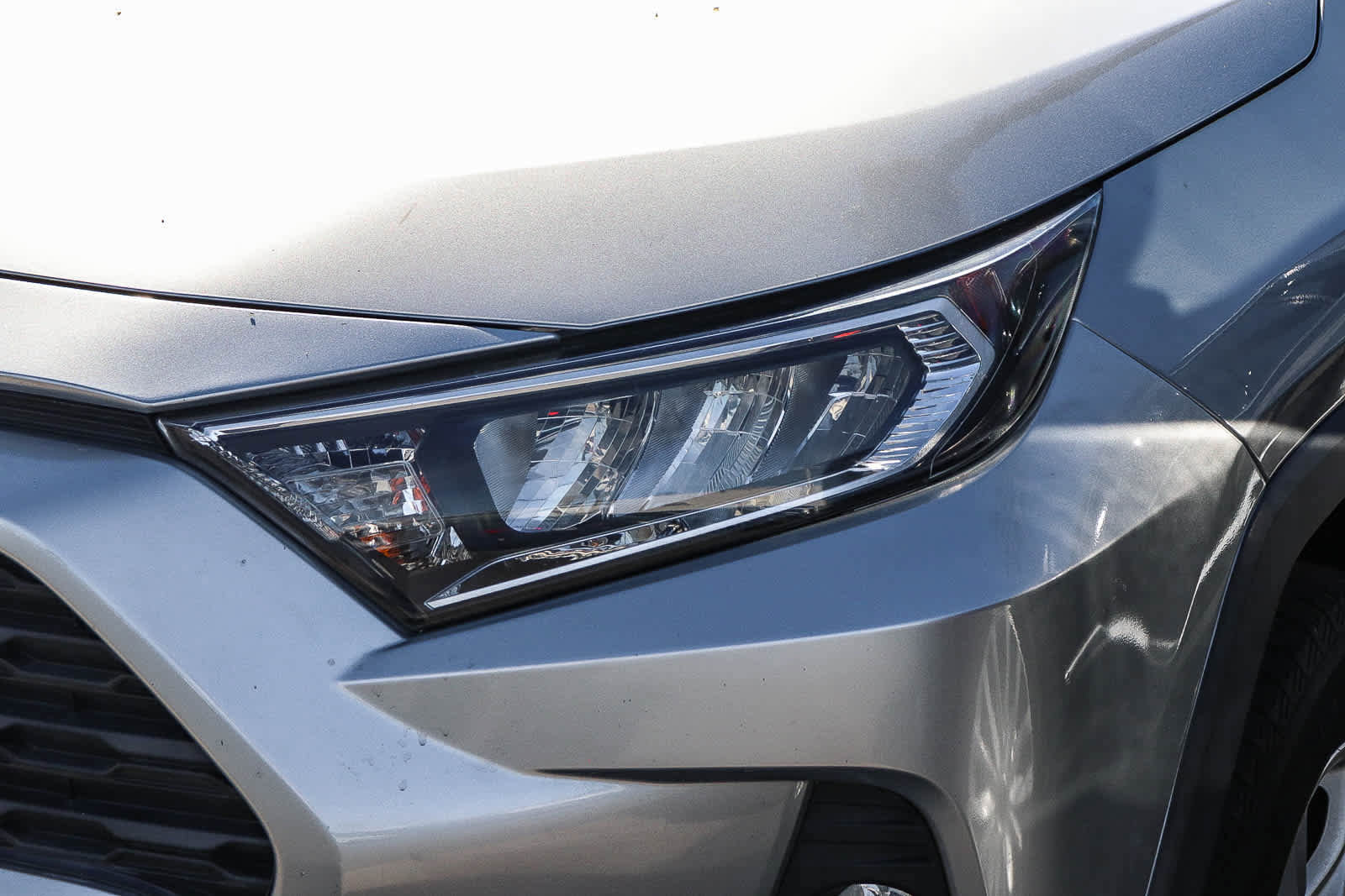 Used 2020 Toyota RAV4 XLE image 2