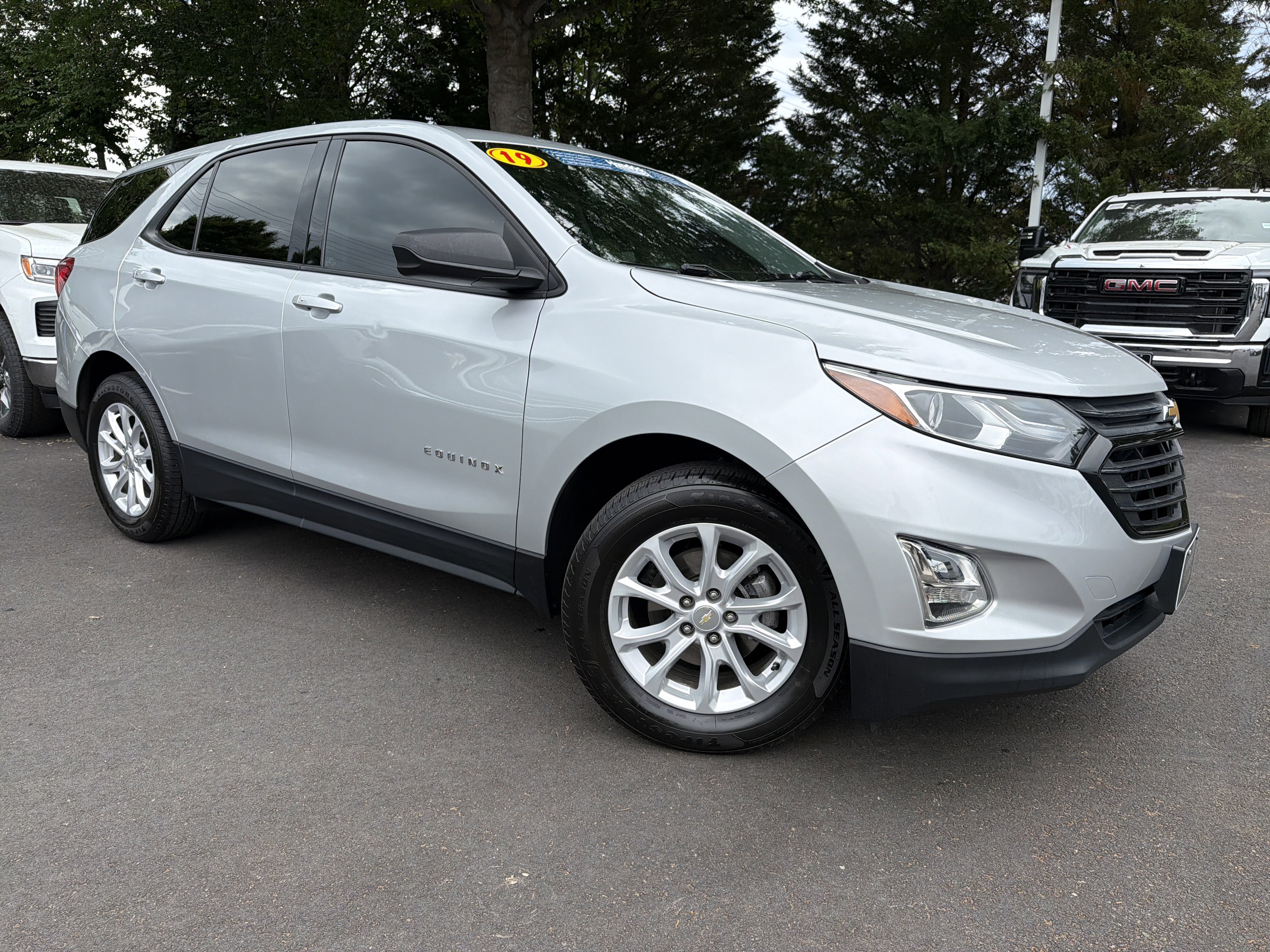 Used 2019 Chevrolet Equinox LS w/ LS Convenience Package FWD image 2