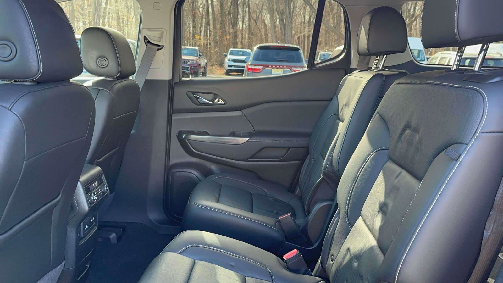 Used 2023 GMC Acadia SLT w/ Elevation Edition image 10