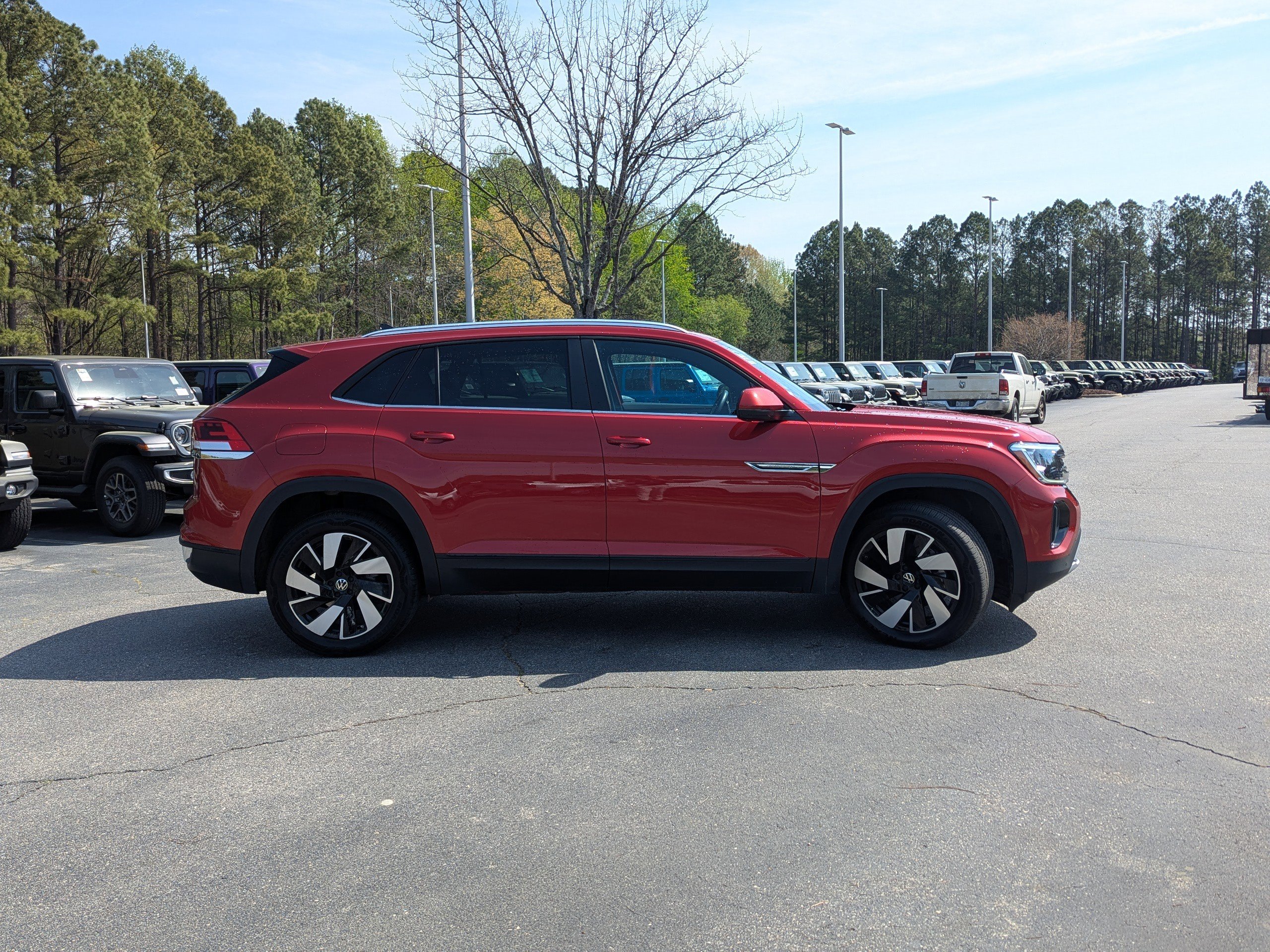 Used 2024 Volkswagen Atlas Cross Sport SE w/ Panoramic Sunroof Package image 4