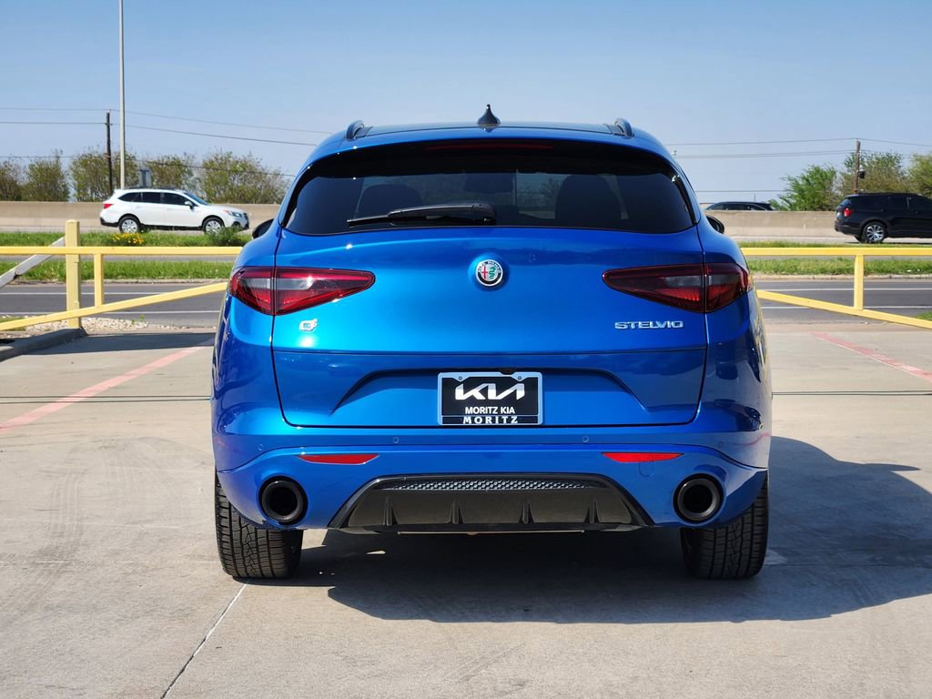 Used 2022 Alfa Romeo Stelvio Veloce image 5