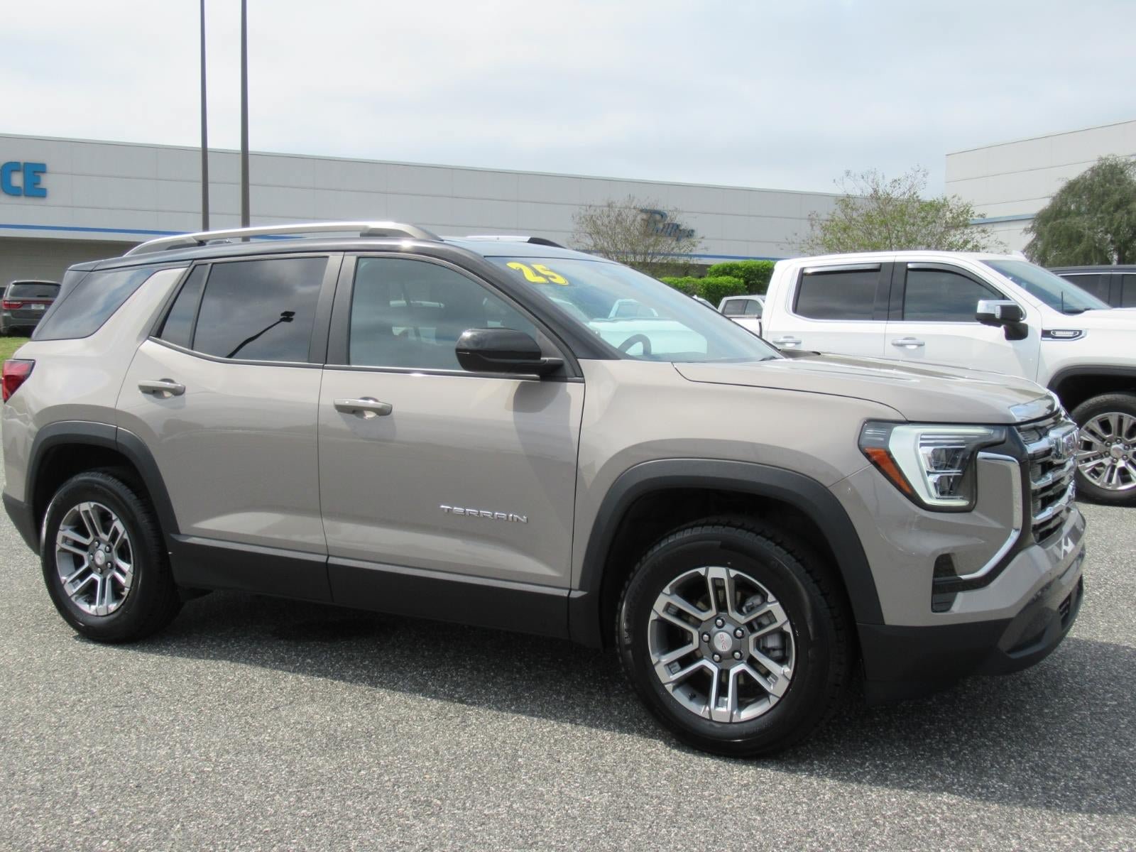 Used 2025 GMC Terrain Elevation w/ Elevation Premium Package AWD/4WD image 2