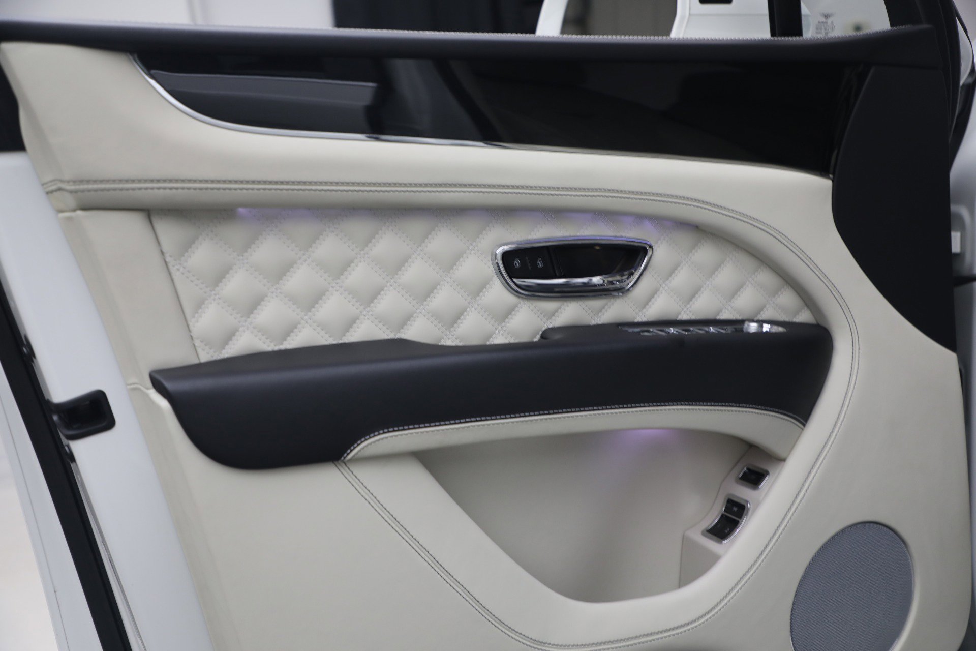 Used 2022 Bentley Bentayga AWD/4WD image 18