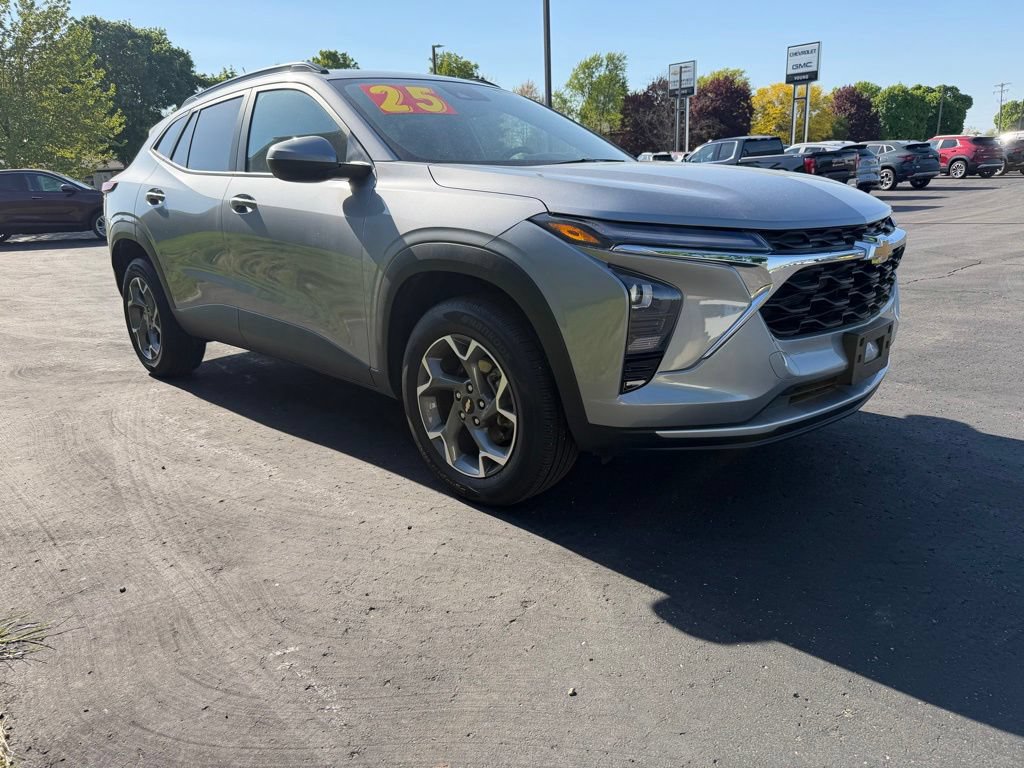 Used 2025 Chevrolet Trax LT FWD image 6