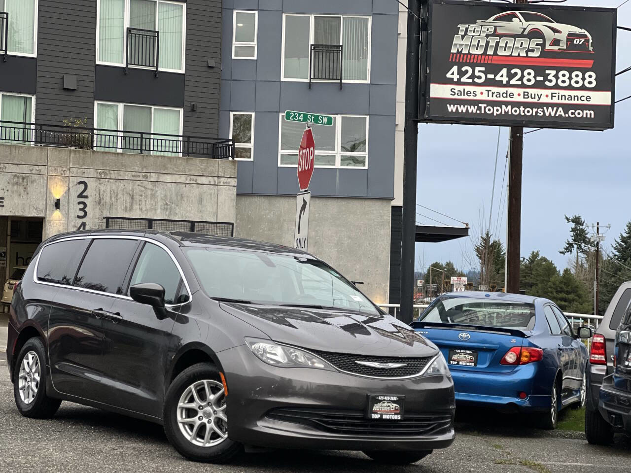 Used 2017 Chrysler Pacifica Touring image 1