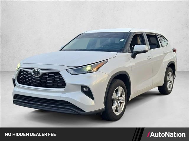 Used 2024 Toyota Highlander LE FWD image 1