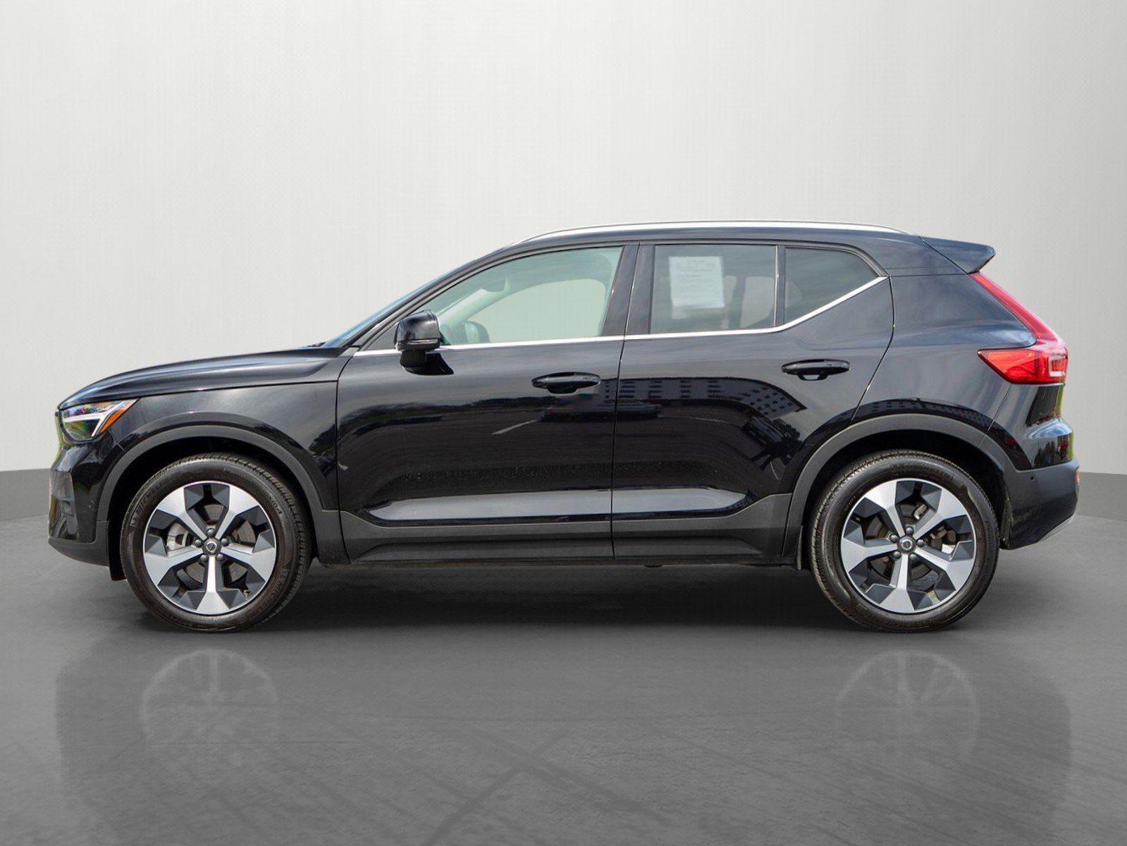 Used 2025 Volvo XC40 B5 Plus AWD/4WD image 4