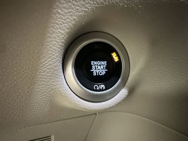 Used 2023 Chrysler Pacifica Touring-L FWD image 10