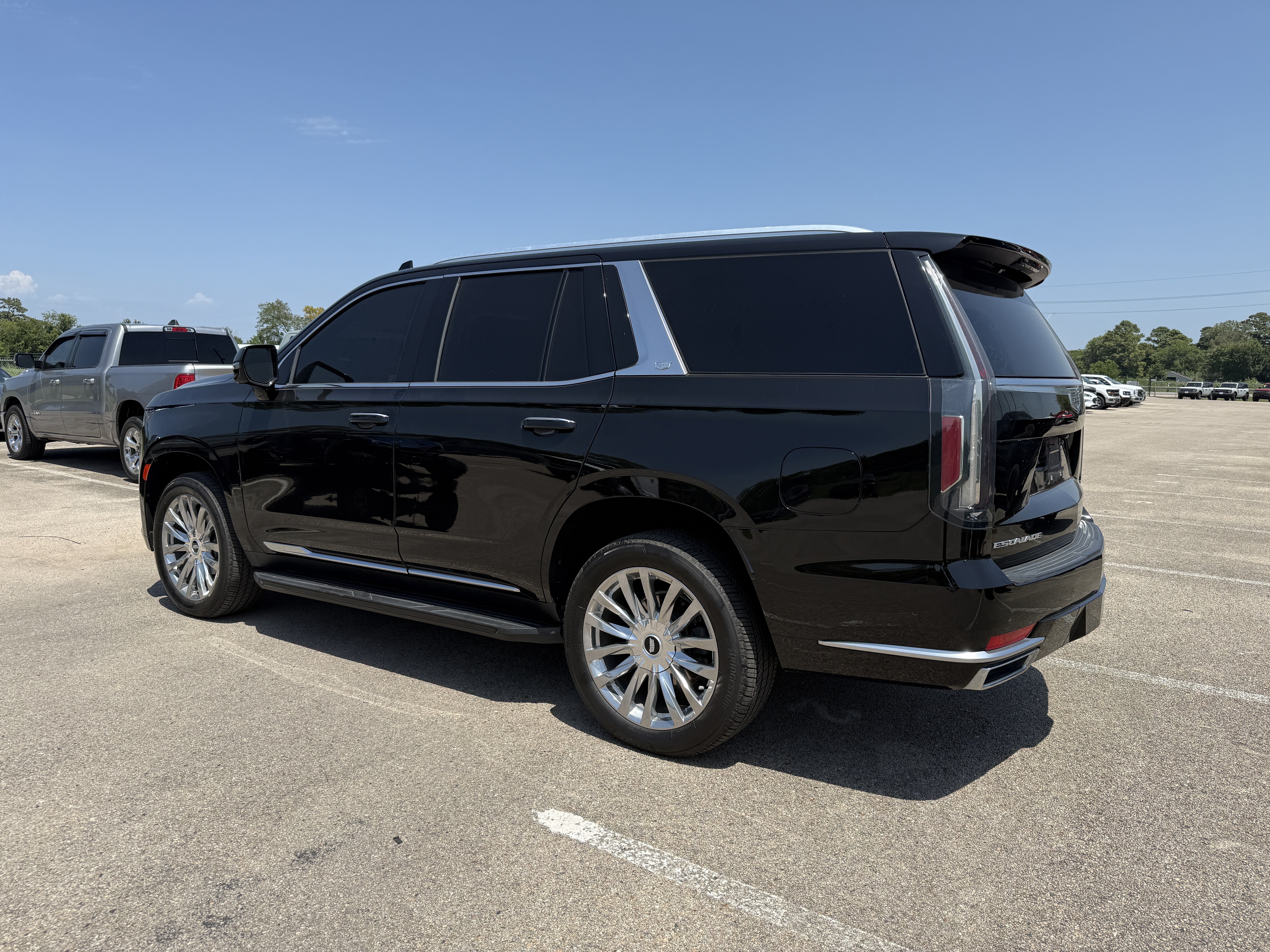 Used 2021 Cadillac Escalade Premium Luxury AWD/4WD image 3