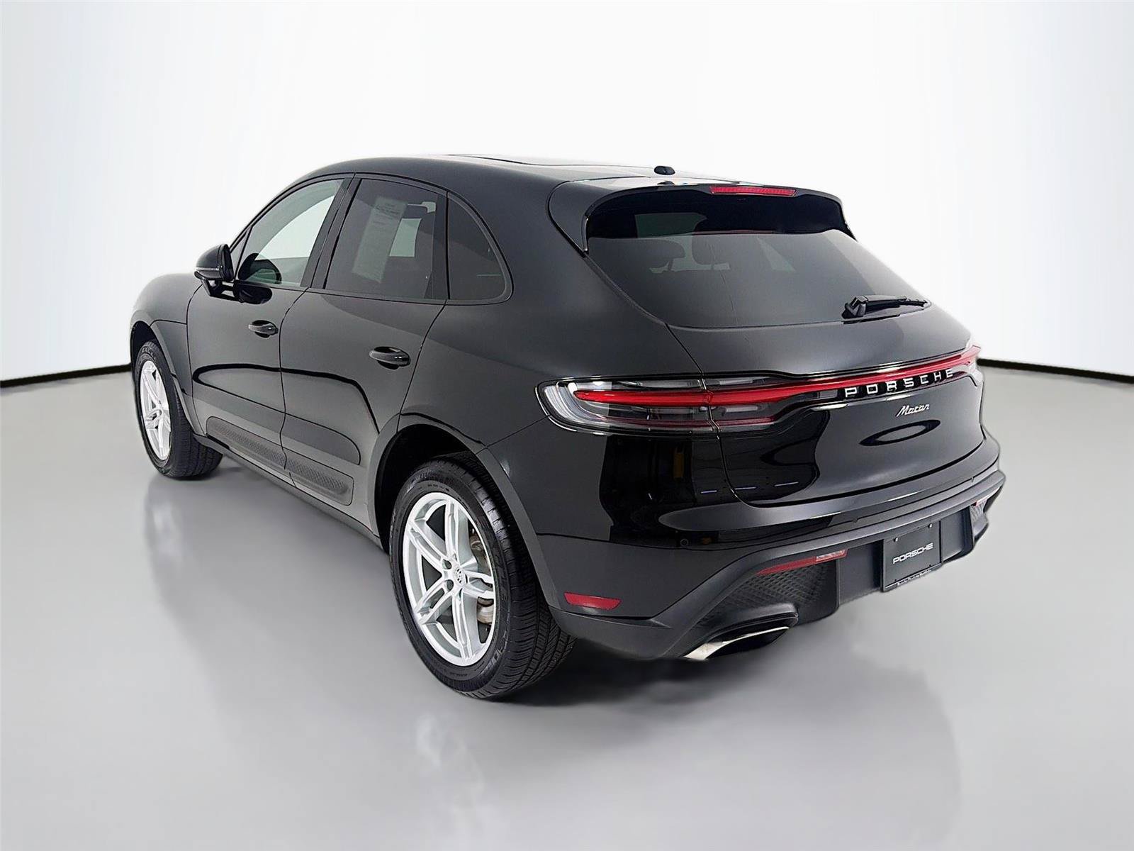 Certified 2023 Porsche Macan AWD/4WD image 3