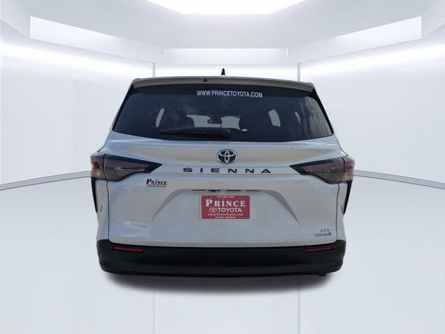 Used 2024 Toyota Sienna XLE image 5