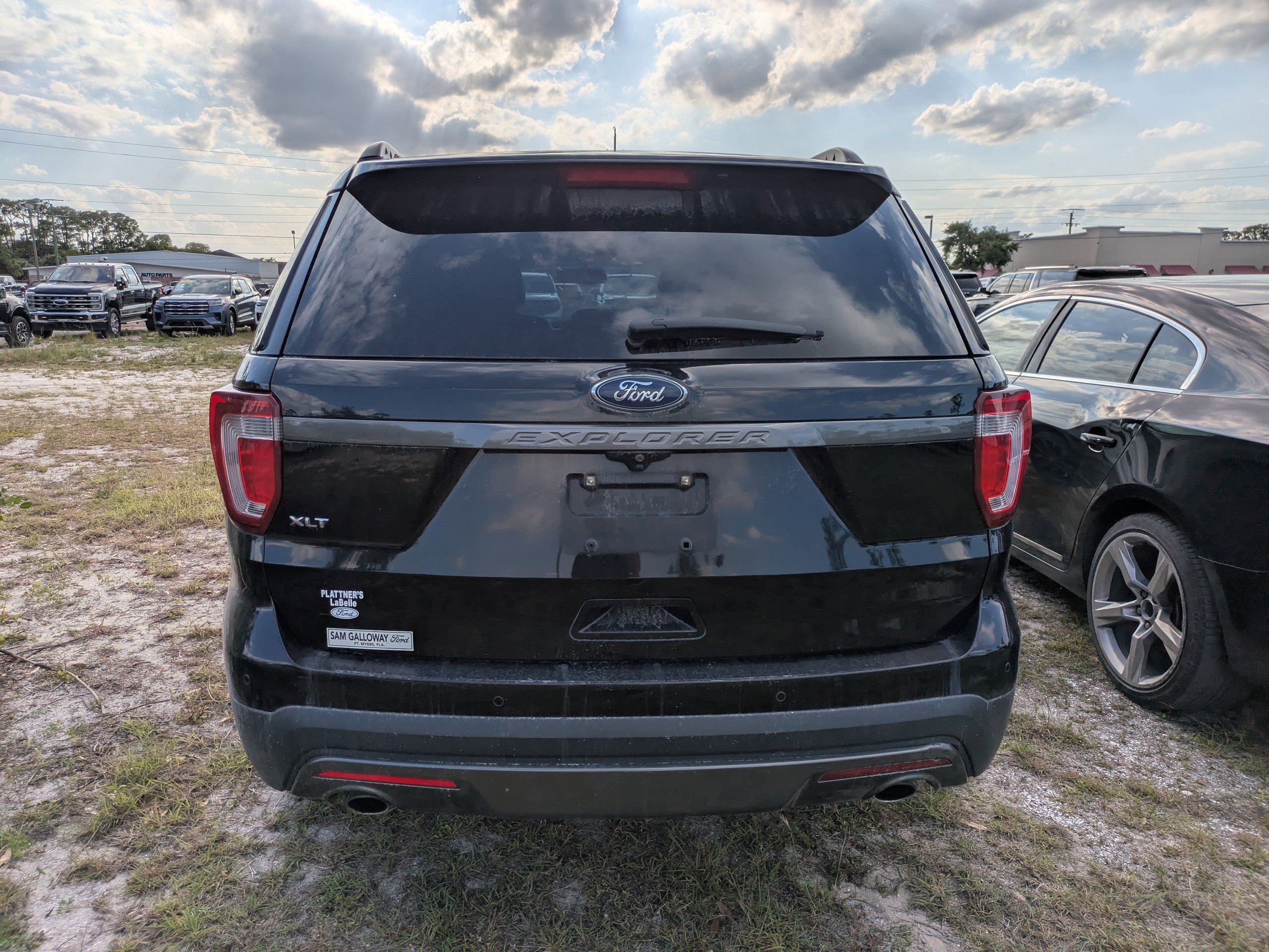 Used 2017 Ford Explorer XLT w/ Equipment Group 202A FWD image 4