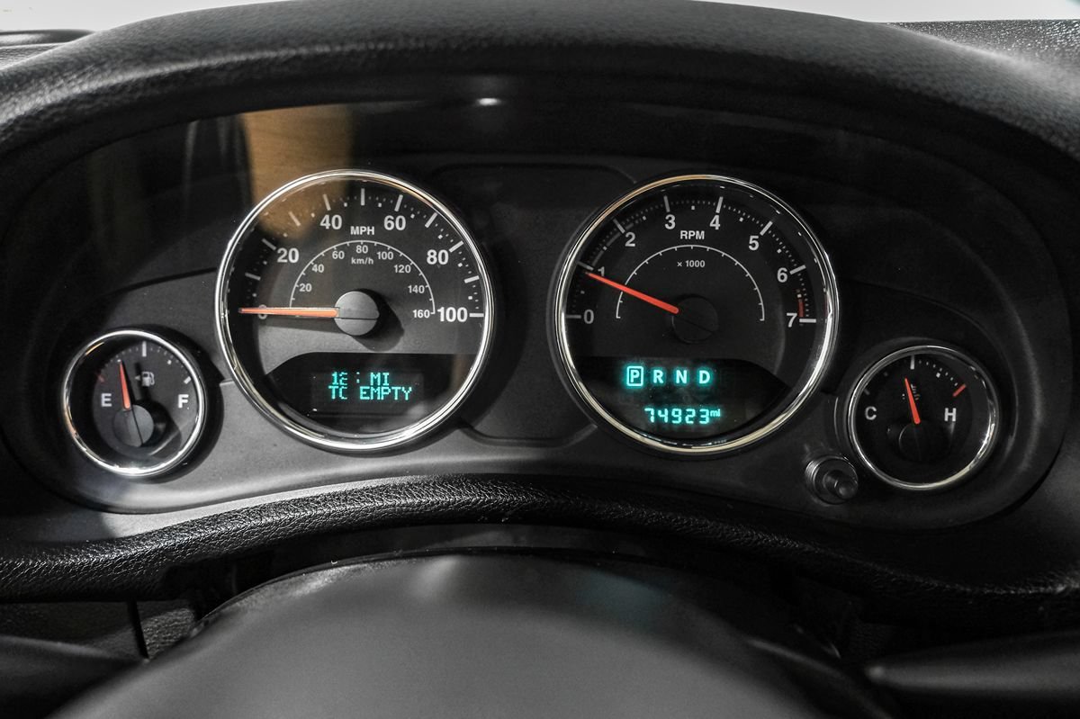 Used 2015 Jeep Wrangler Unlimited Sahara w/ Connectivity Group AWD/4WD image 21