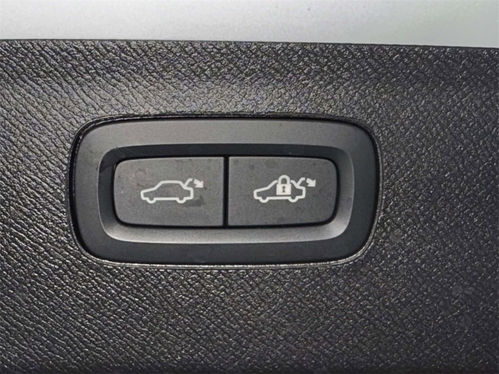 Used 2025 Volvo XC90 T8 Plus image 18