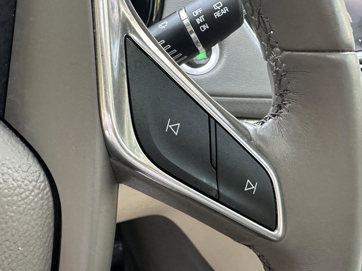 Used 2017 Cadillac XT5 Luxury w/ Driver Awareness Package image 26