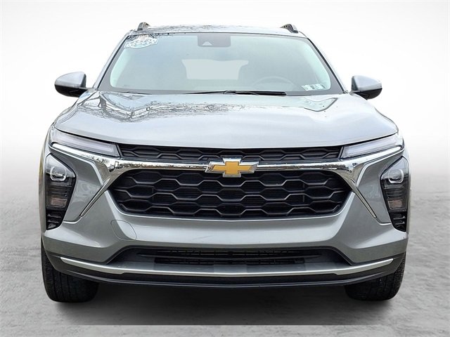 Used 2025 Chevrolet Trax LT w/ Driver Confidence Package image 2