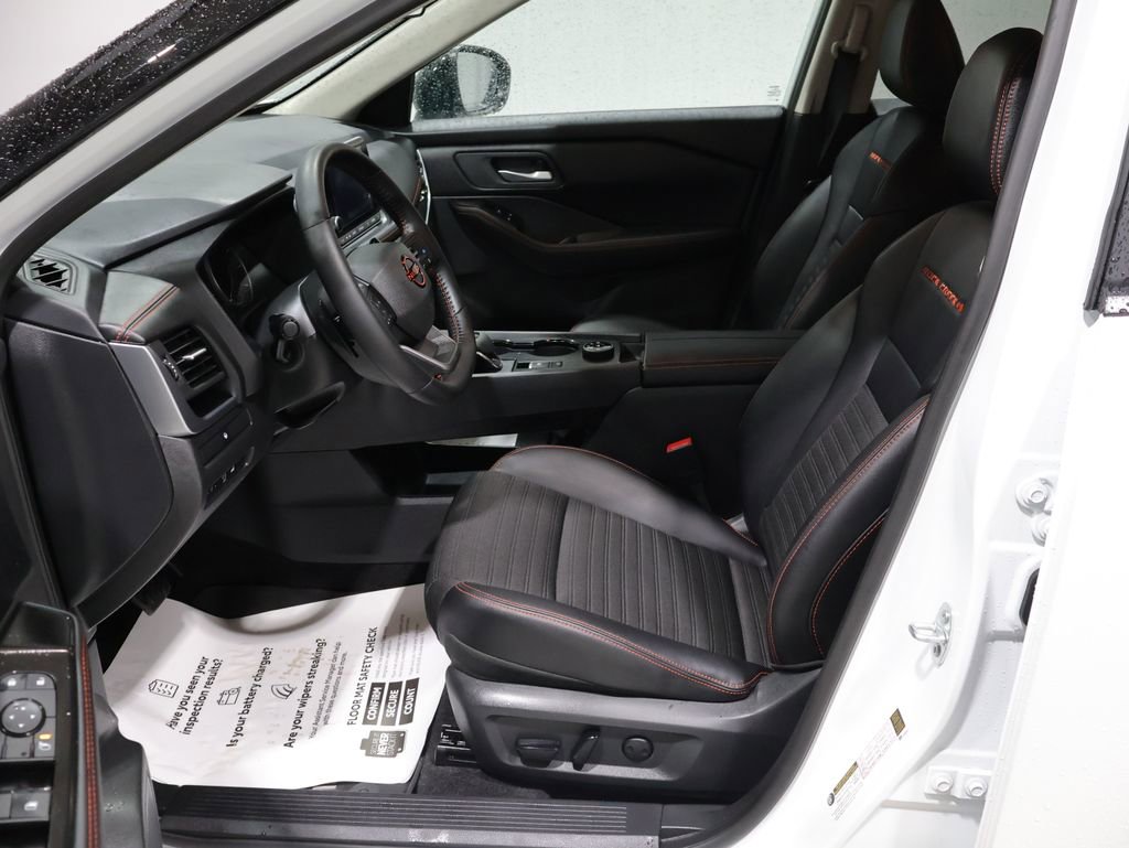 Used 2025 Nissan Rogue SV image 11