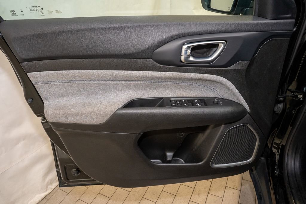 Used 2024 Jeep Compass Latitude image 11