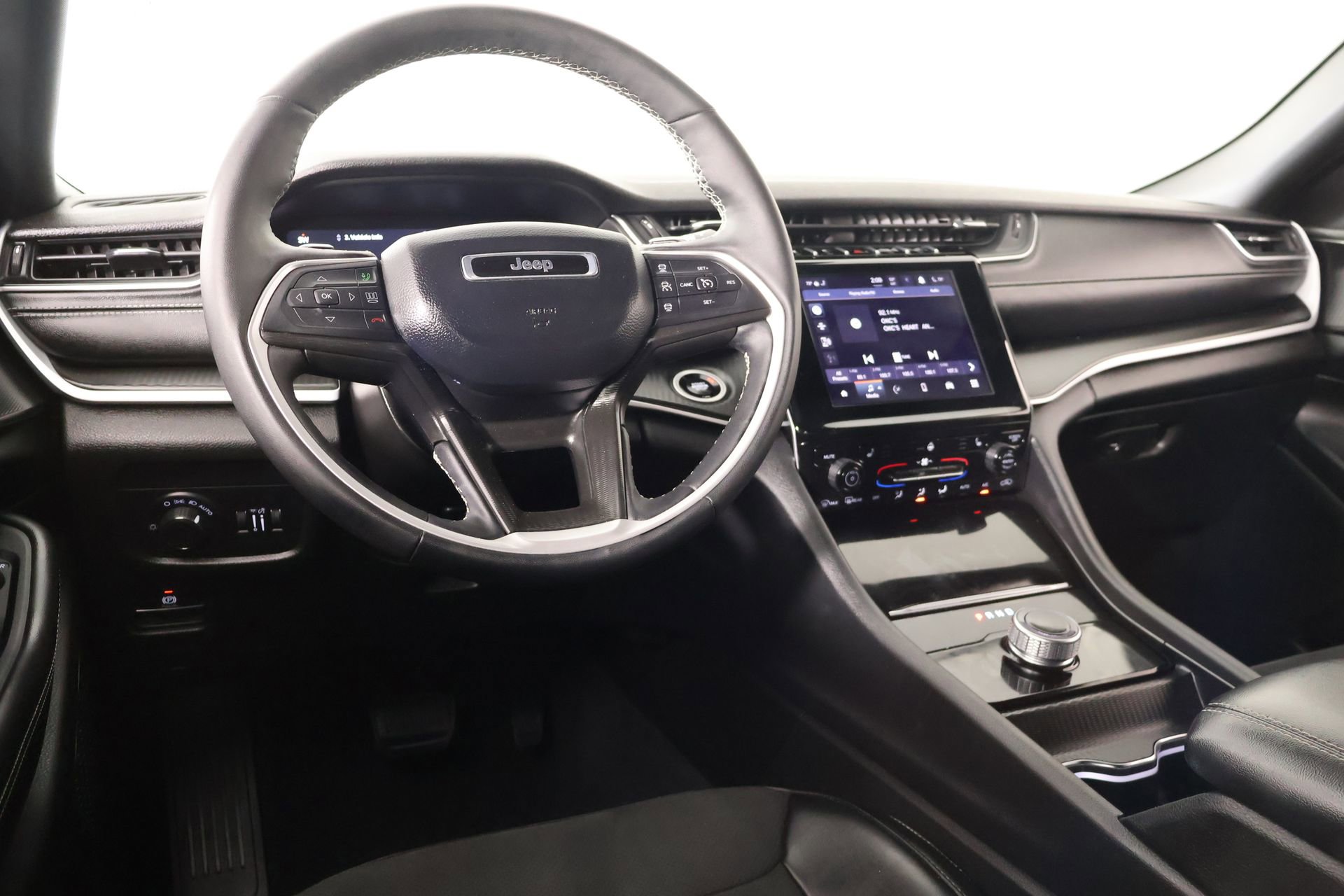 Used 2025 Jeep Grand Cherokee Altitude AWD/4WD image 2