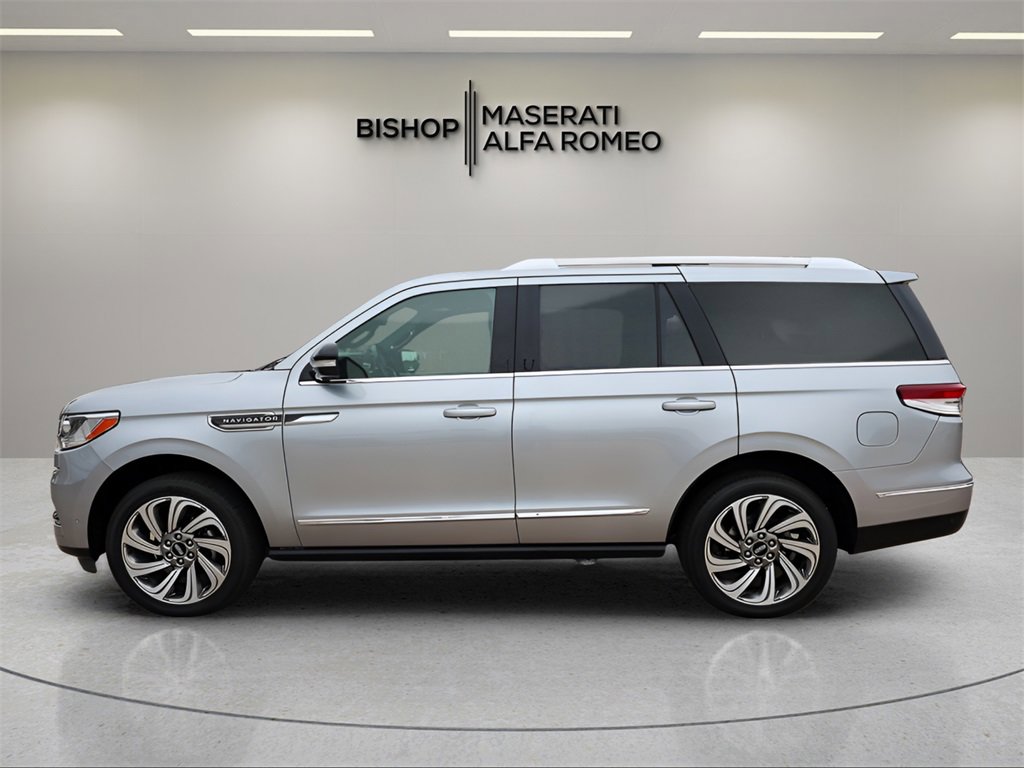 Used 2023 Lincoln Navigator Reserve image 4