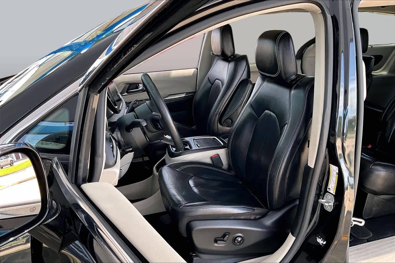 Used 2022 Chrysler Pacifica Touring-L FWD image 8