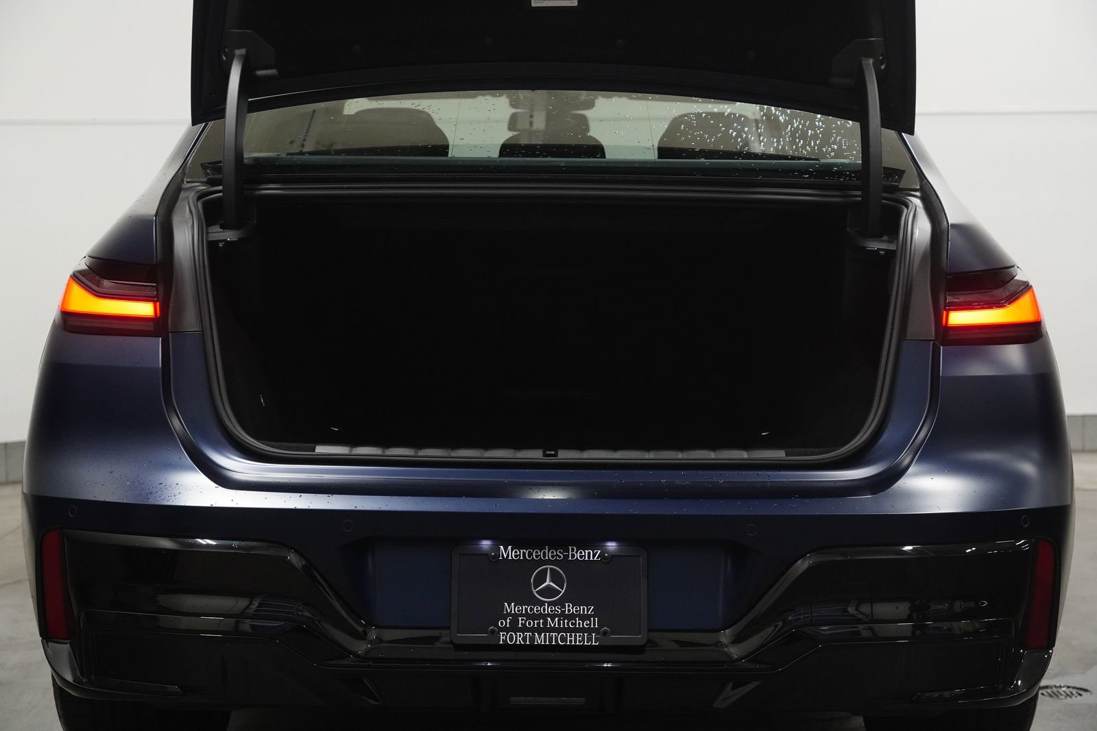 Used 2025 BMW i7 M70 w/ Executive Package image 34