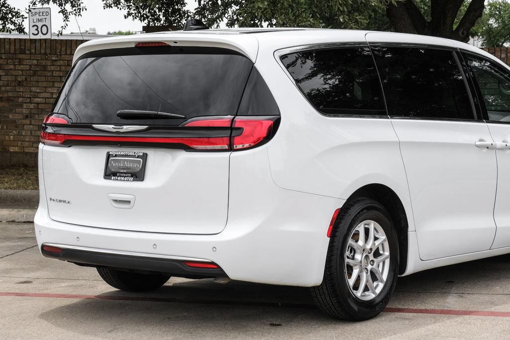 Used 2024 Chrysler Pacifica Touring-L FWD image 16