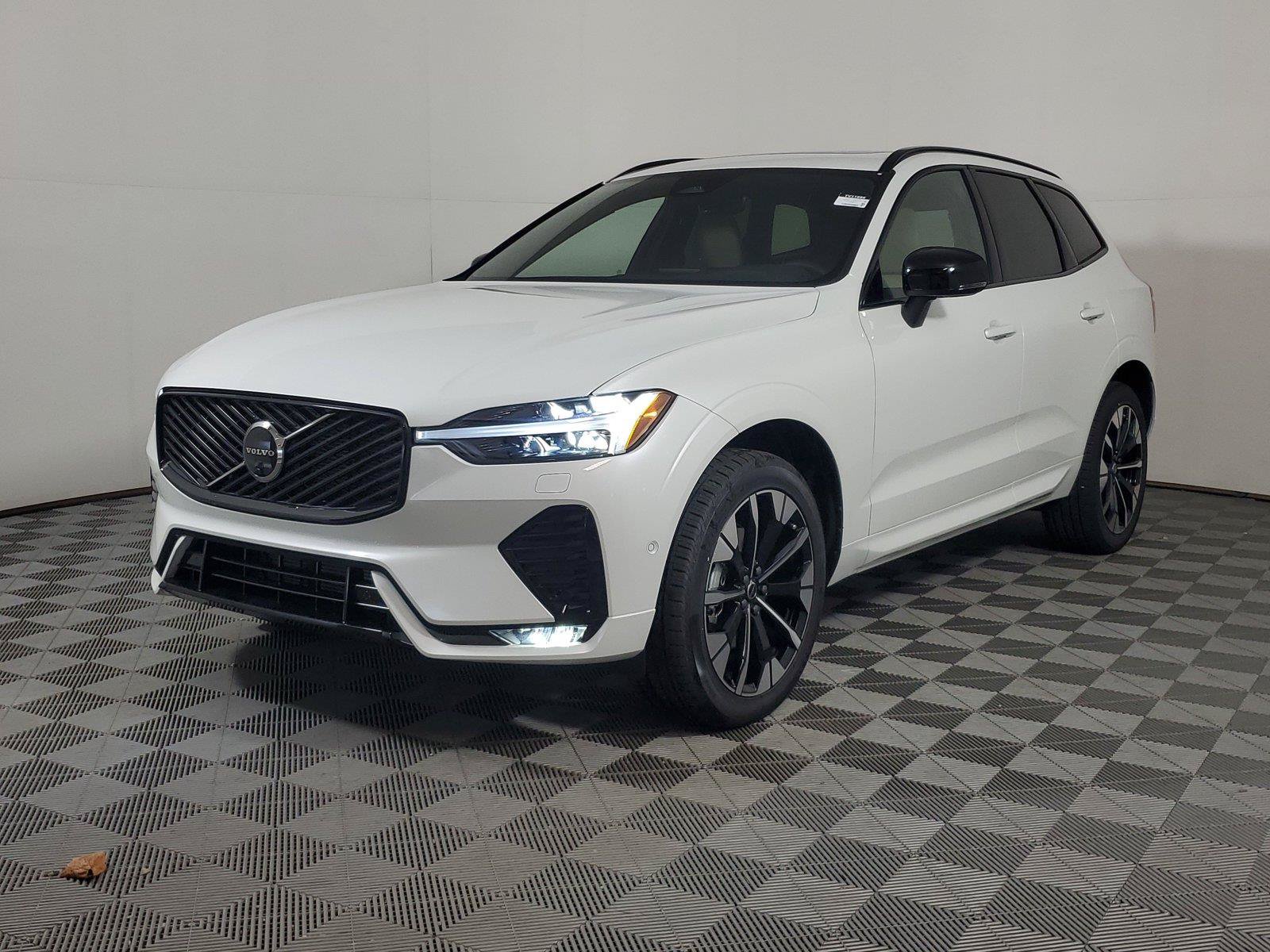 New 2027 Volvo XC60 B5 Plus AWD/4WD image 3