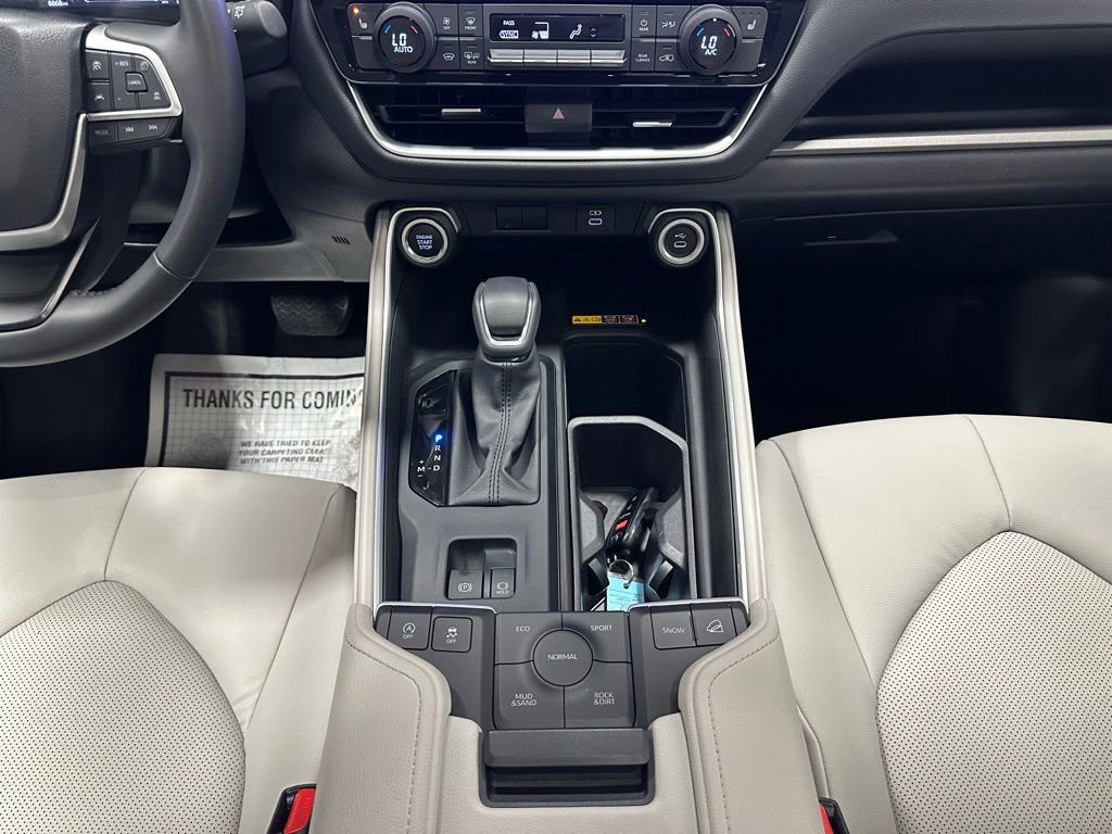 Used 2025 Toyota Grand Highlander AWD image 38