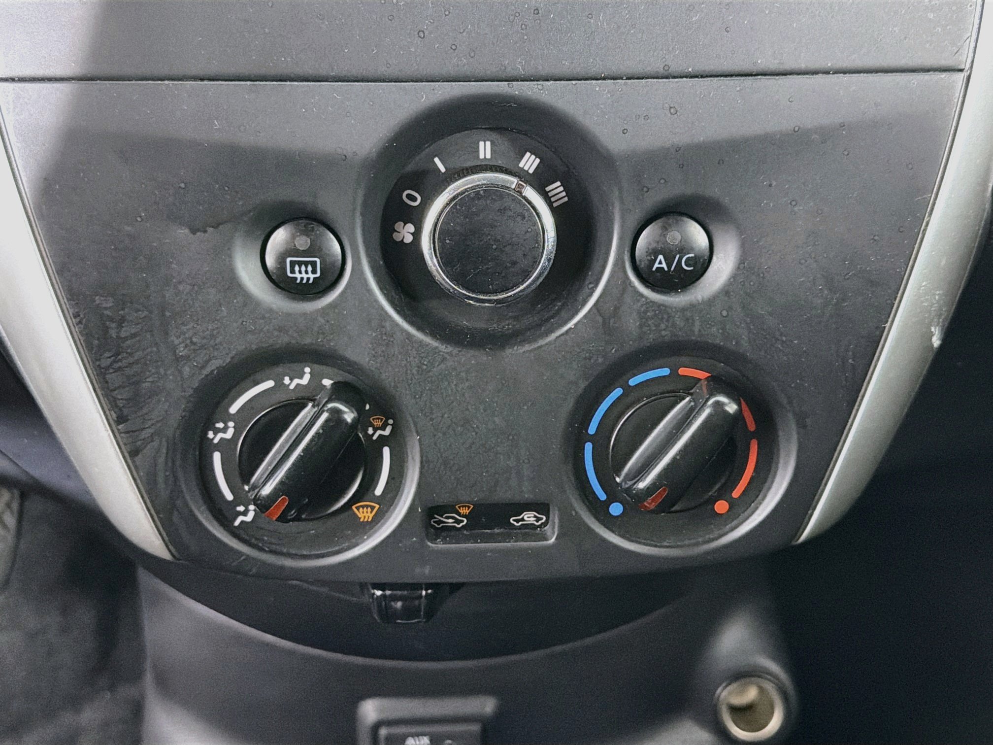 Used 2018 Nissan Versa SV FWD image 21