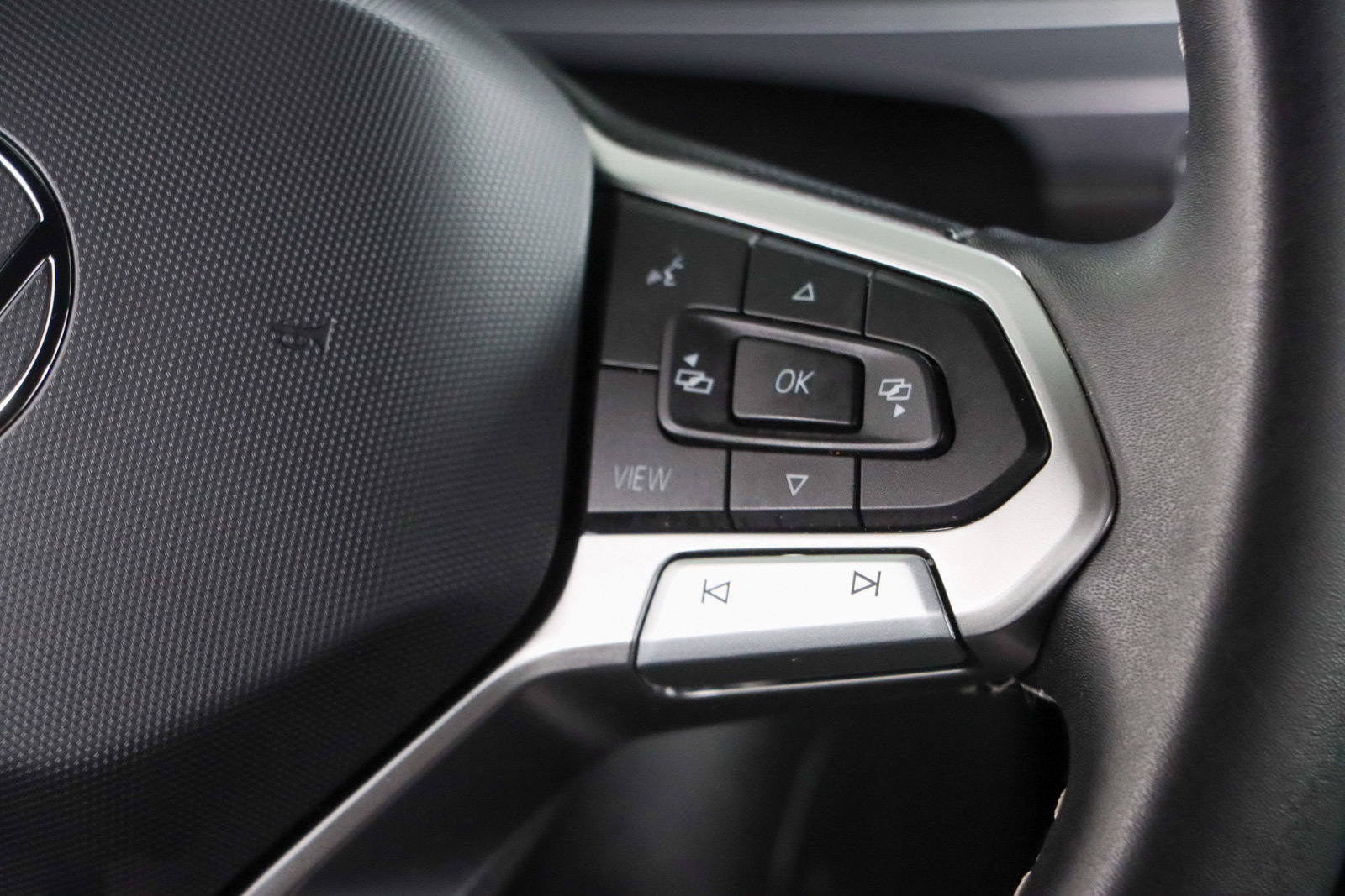 Used 2023 Volkswagen Tiguan SE R-Line FWD image 14