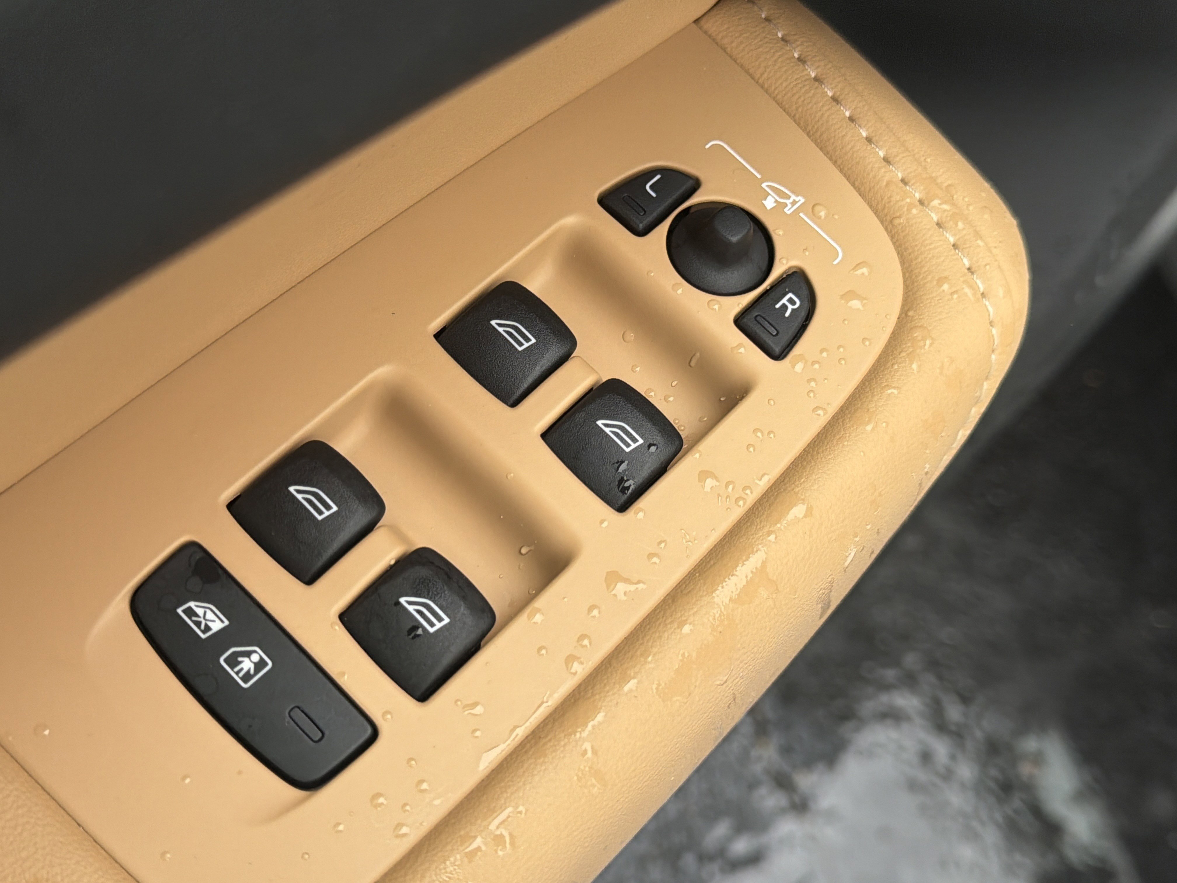 Certified 2024 Volvo XC60 T8 Ultimate w/ Climate Package image 15