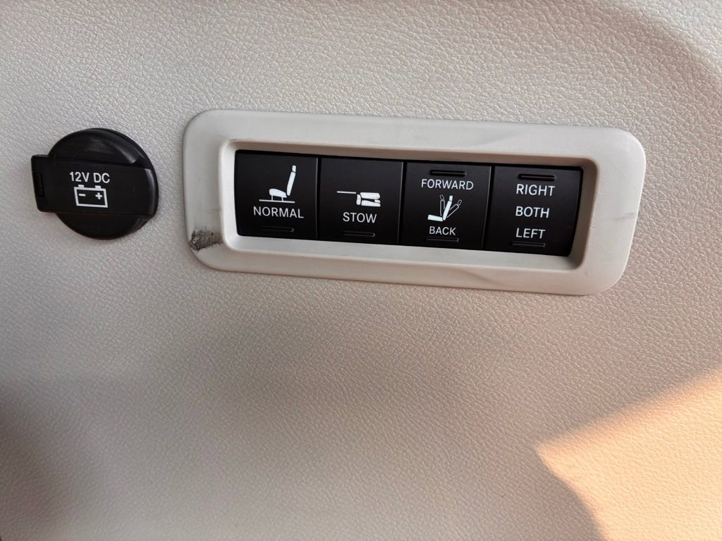 Used 2017 Chrysler Pacifica Limited FWD image 16