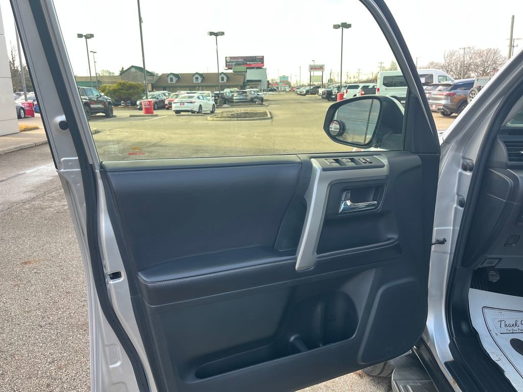 Used 2016 Toyota 4Runner SR5 image 11