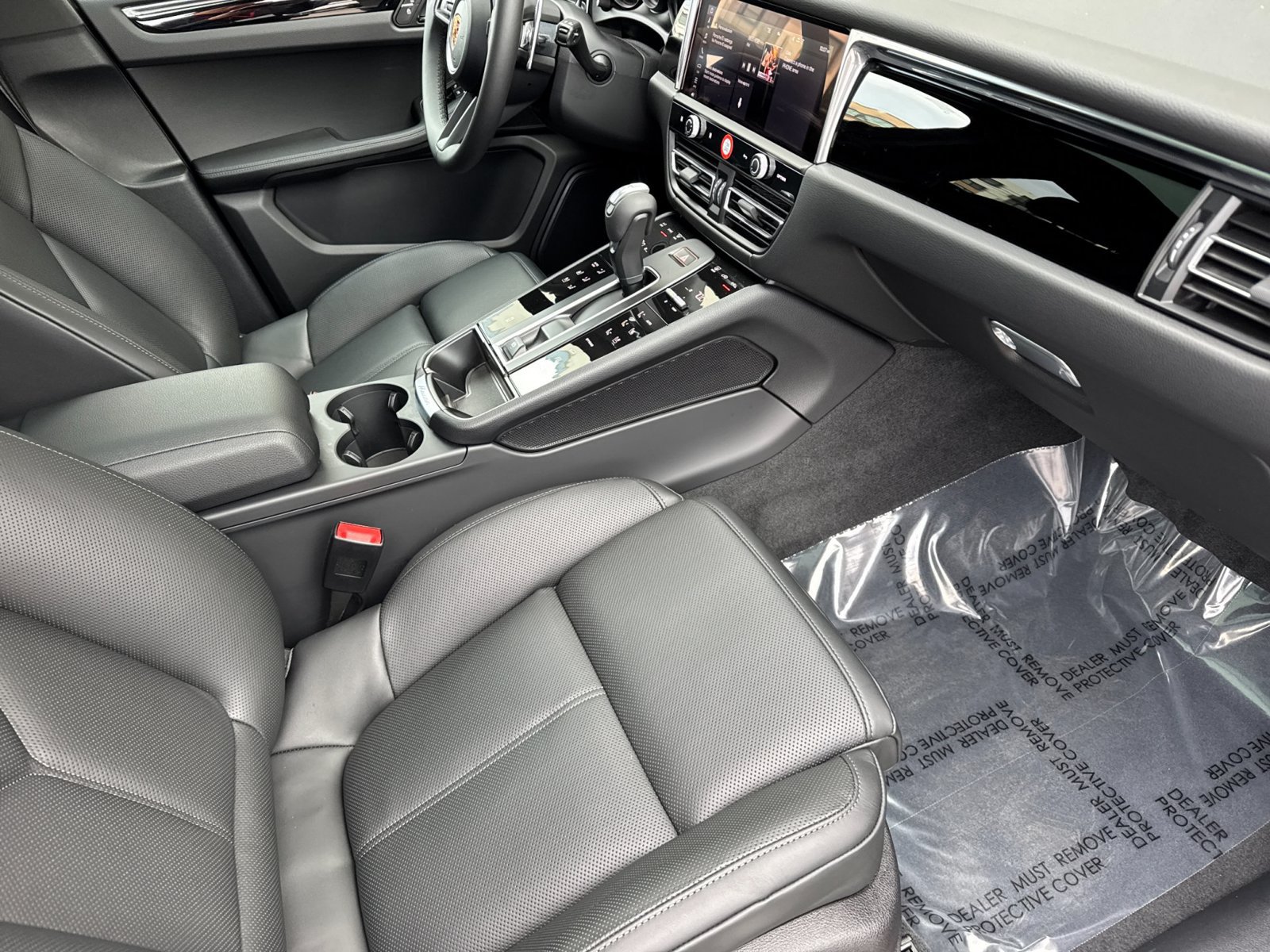 Certified 2026 Porsche Macan AWD/4WD image 18