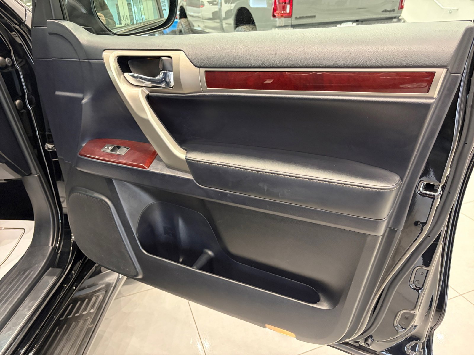 Used 2018 Lexus GX 460 Premium w/ Premium Package AWD/4WD image 16
