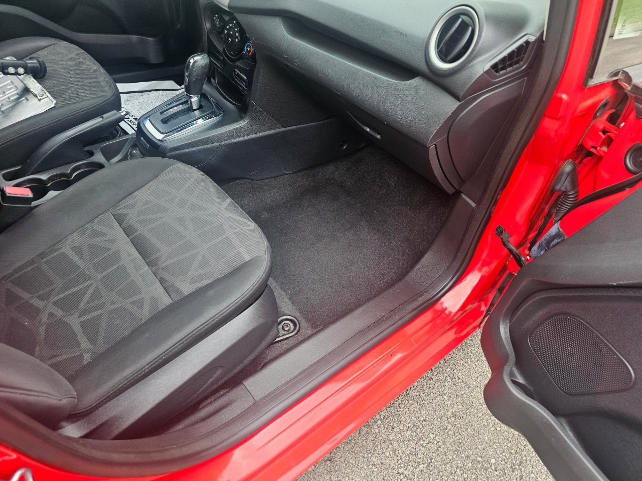 Used 2013 Ford Fiesta SE FWD image 18
