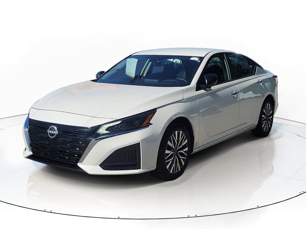 Used 2025 Nissan Altima 2.5 SV FWD image 2