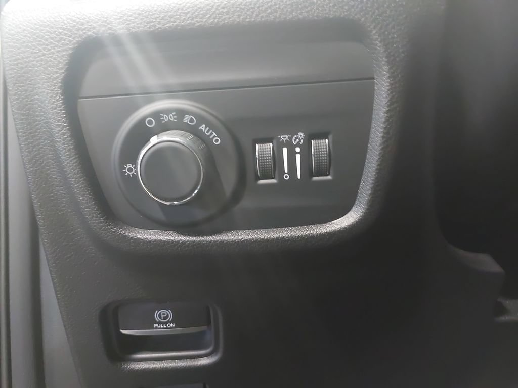 Used 2023 Jeep Grand Cherokee Altitude AWD/4WD image 25