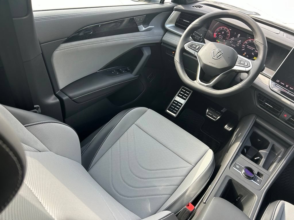 New 2026 Volkswagen Tiguan SE R-Line FWD image 8