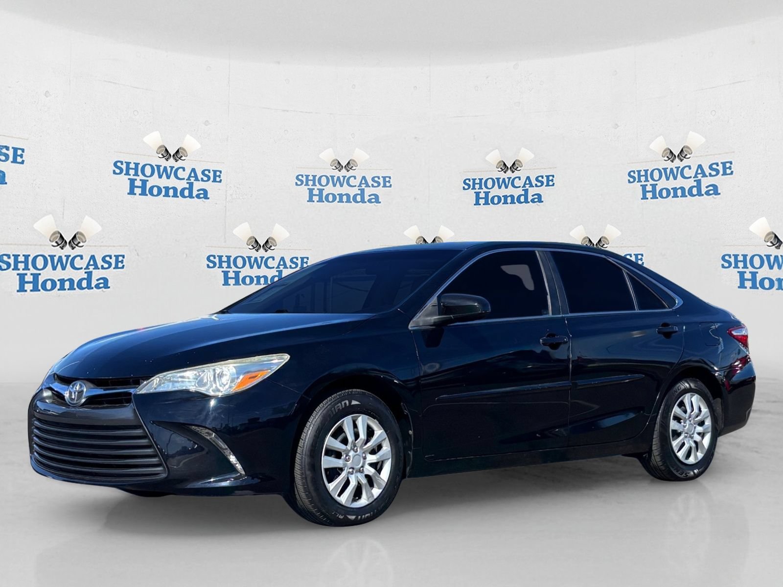 Used 2017 Toyota Camry LE FWD image 2