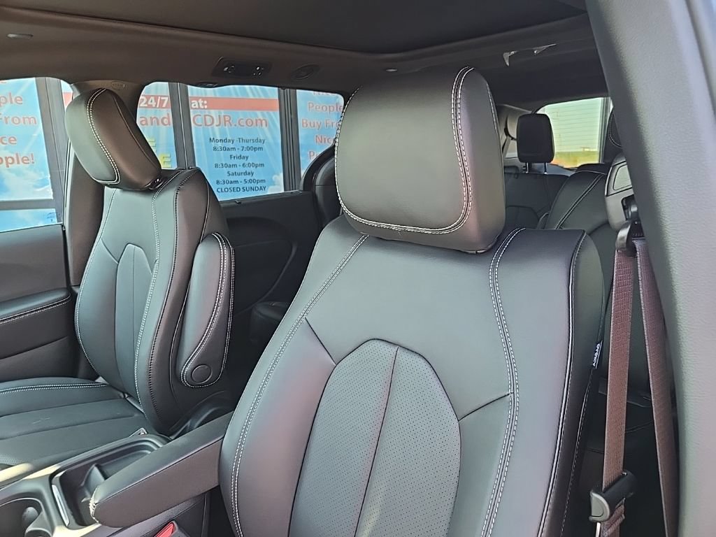 New 2027 Chrysler Pacifica Select w/ Family Tech Group AWD/4WD image 33