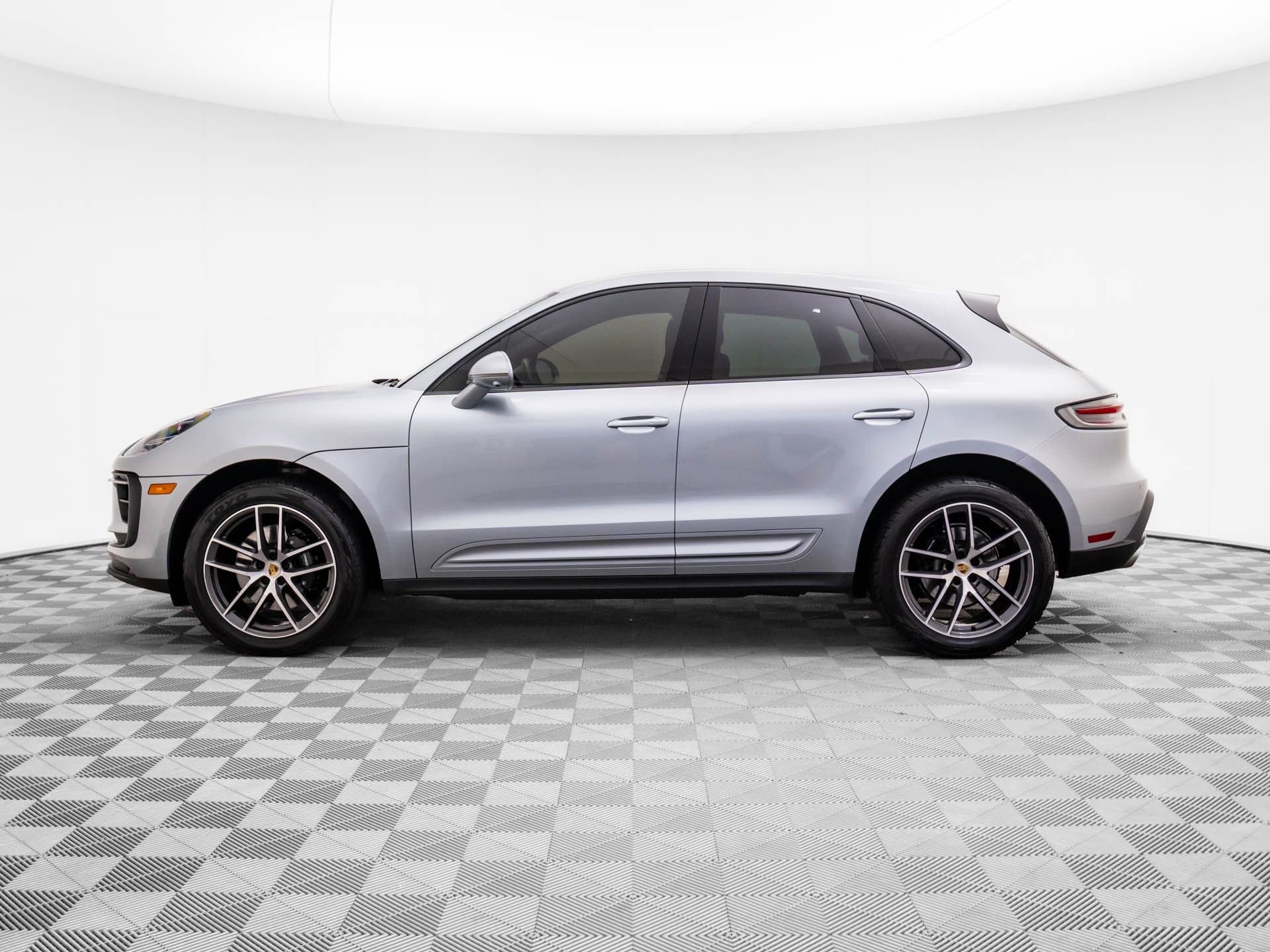 Used 2022 Porsche Macan S w/ Premium Package image 2