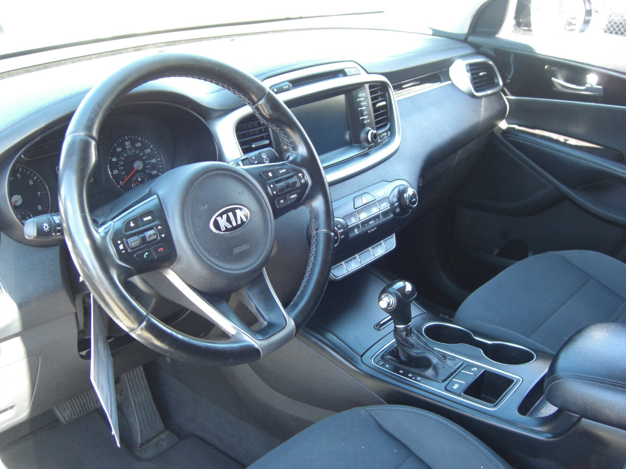 Used 2017 Kia Sorento LX w/ LX Convenience Package image 4