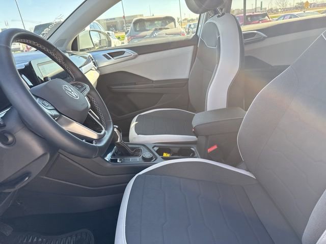 Used 2025 Volkswagen Taos SE image 8