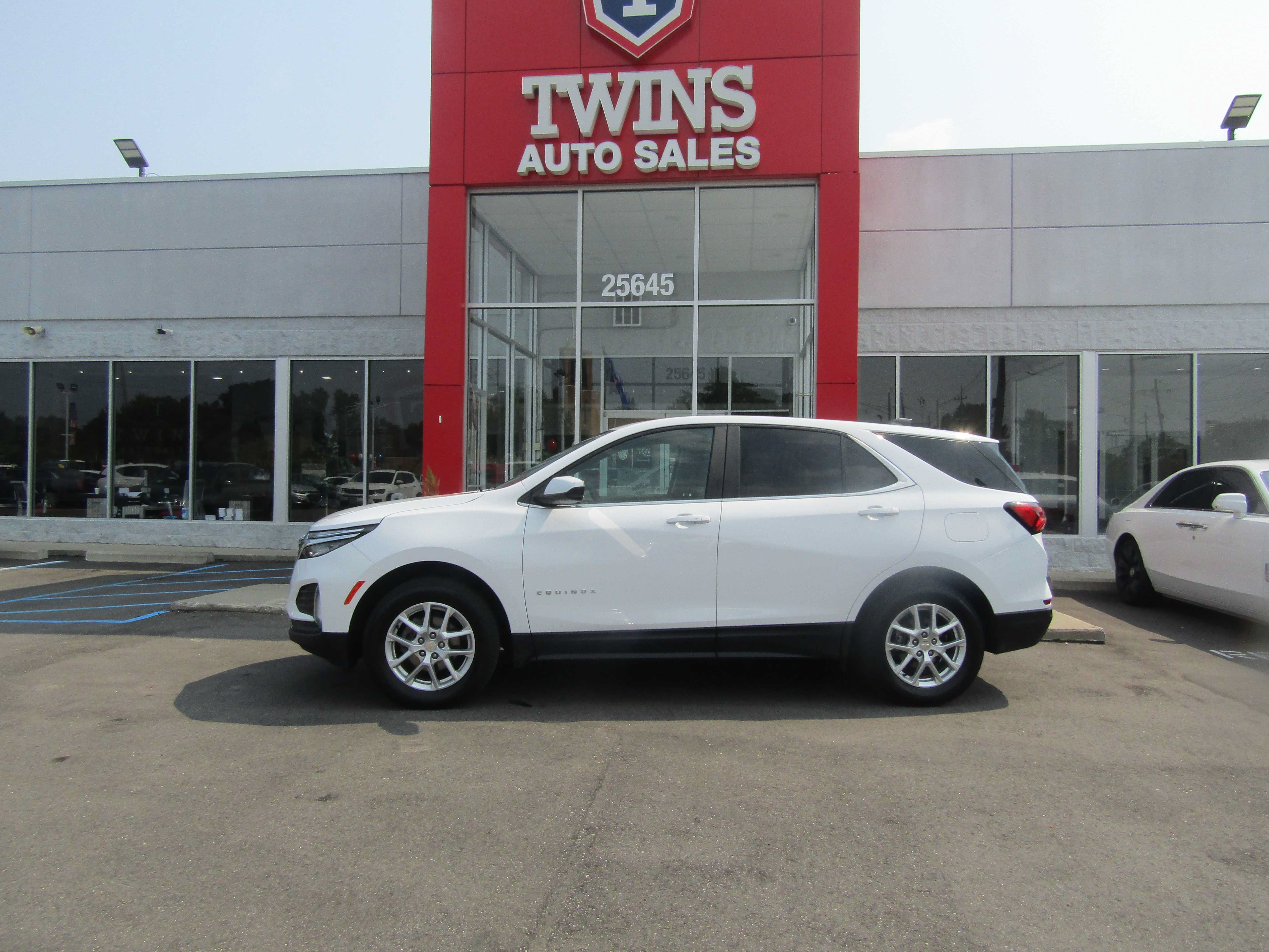 Used 2023 Chevrolet Equinox LT w/ LPO, Floor Liner Package AWD/4WD image 2