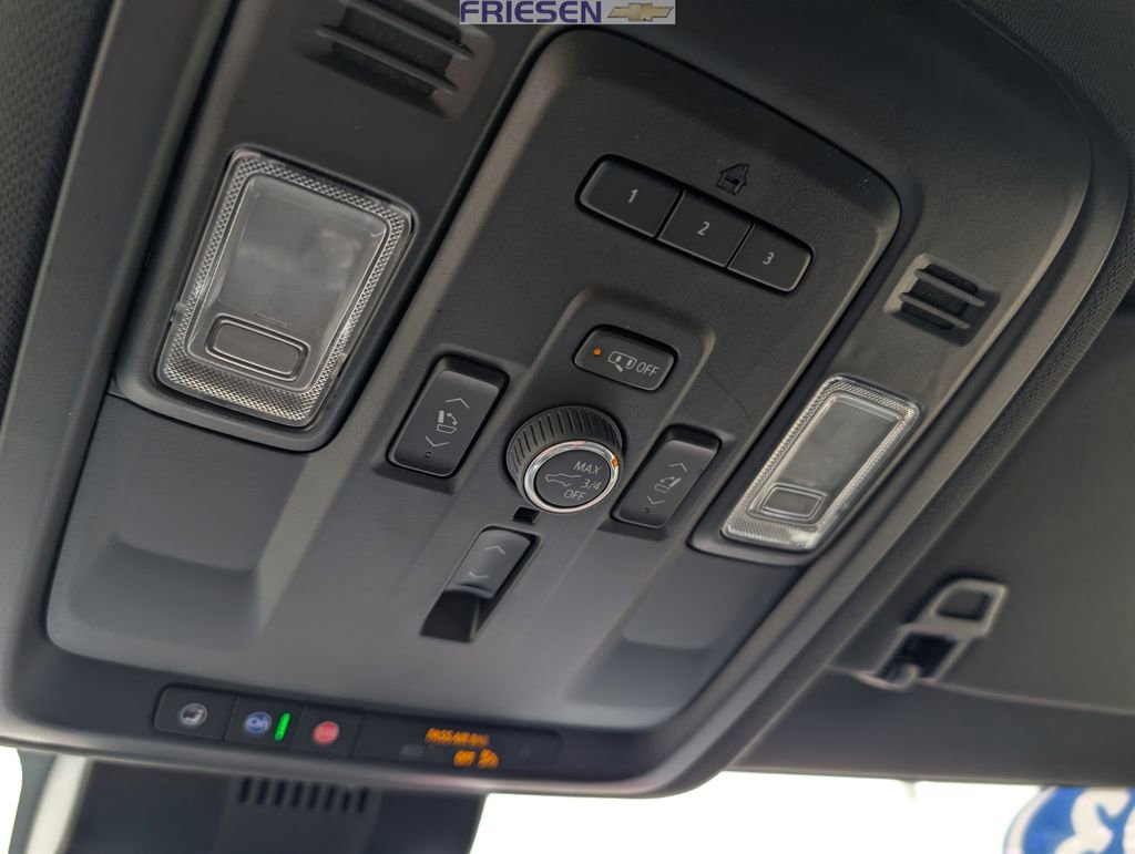 Used 2023 Chevrolet Suburban Premier image 21