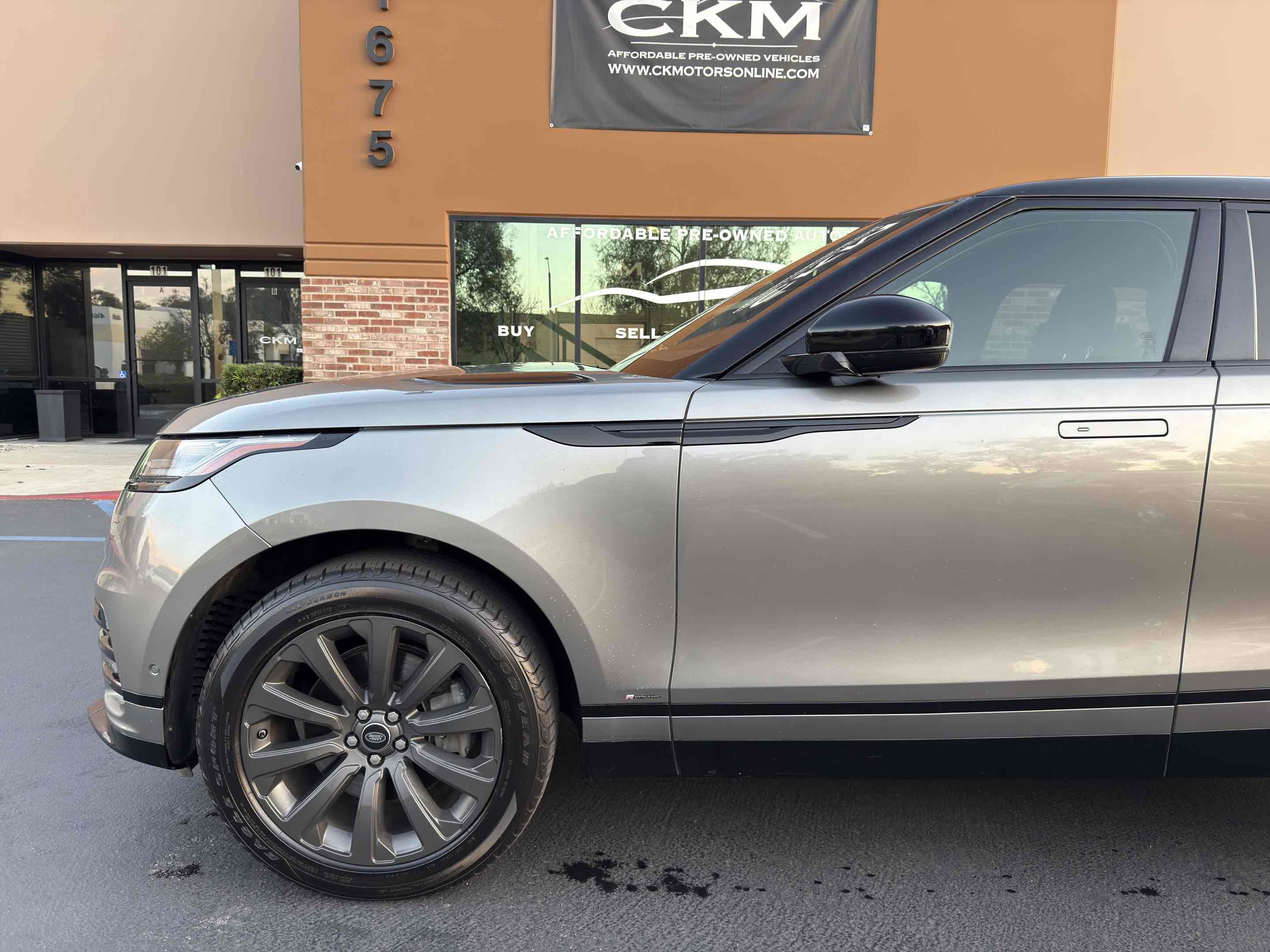 Used 2018 Land Rover Range Rover Velar R-Dynamic SE image 25