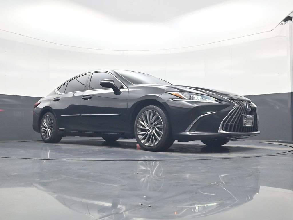 Used 2022 Lexus ES 300h 300h Luxury w/ Accessory Package image 17