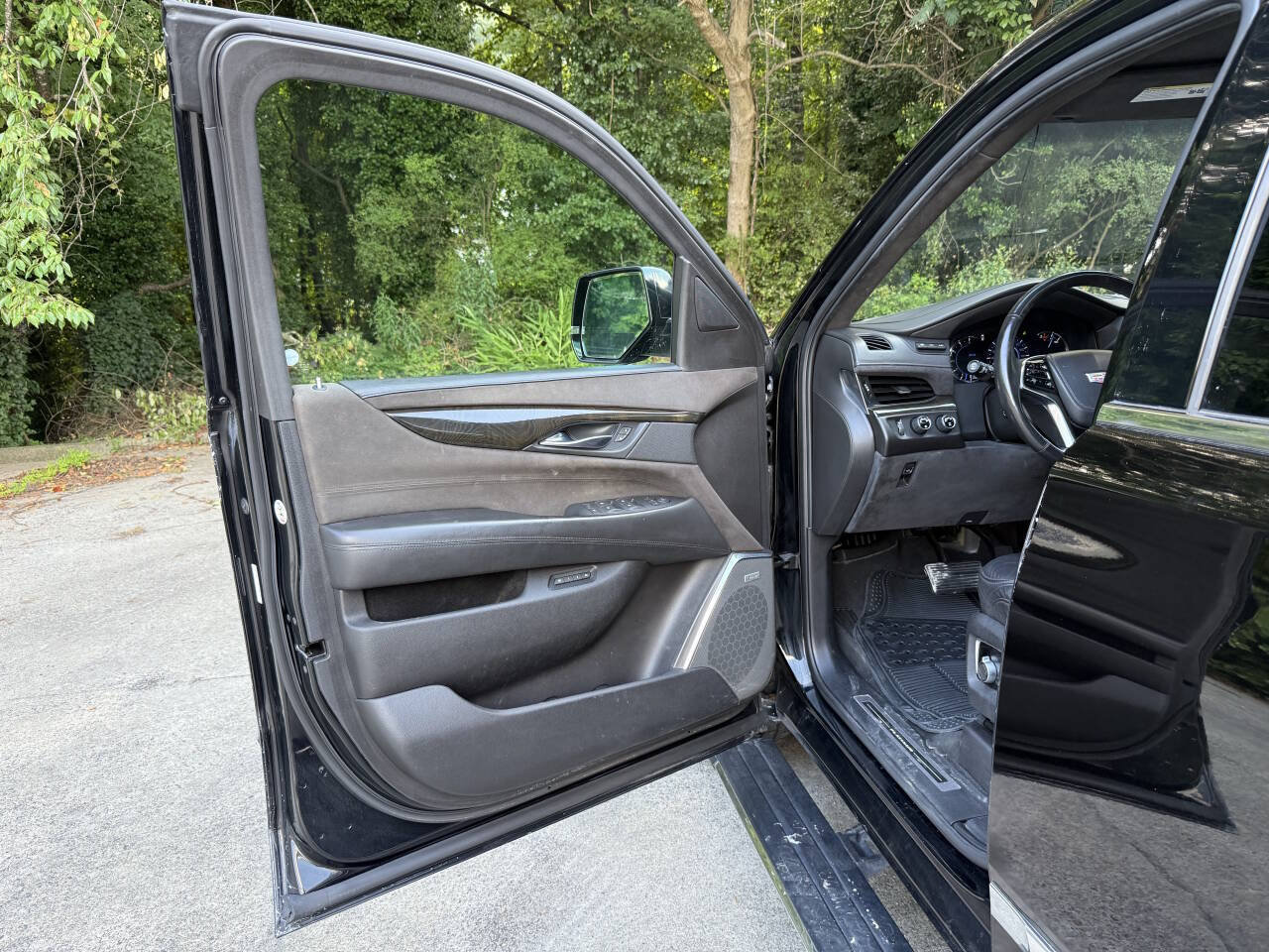 Used 2017 Cadillac Escalade ESV Platinum AWD/4WD image 43